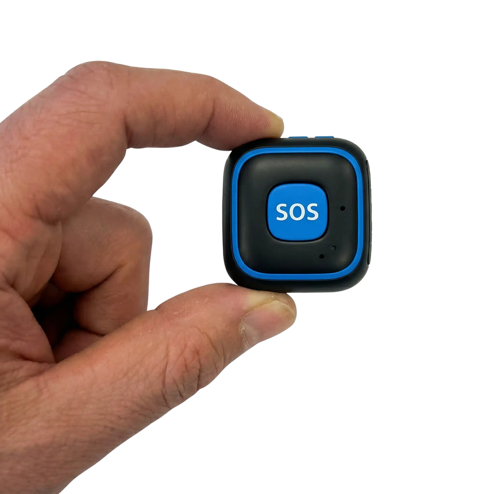 SOS-Knopf für Senioren, transparent in der Hand