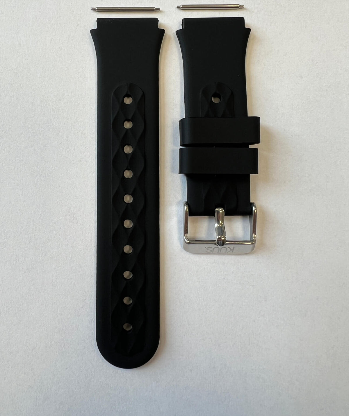 Silikonarmband an einer KUUS Notfalluhr